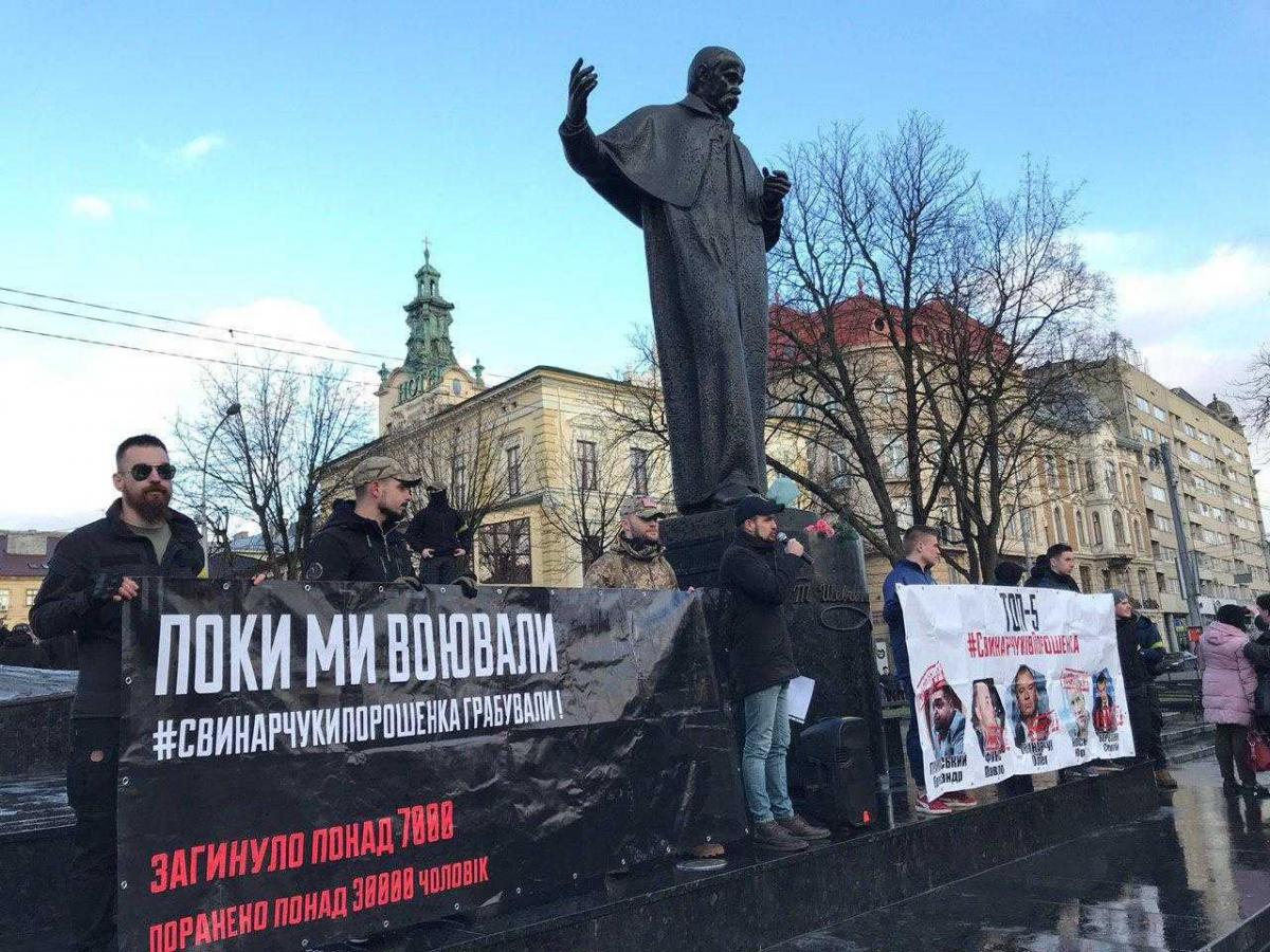 'Нацкорпус' приехал на встречу Порошенко с избирателями во Львове (фото) 'Нацкорпус' приехал на встречу Порошенко с избирателями во Львове (фото)