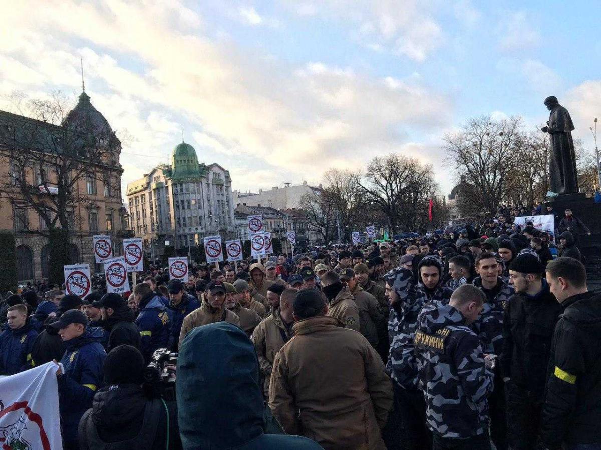 'Нацкорпус' приехал на встречу Порошенко с избирателями во Львове (фото) 'Нацкорпус' приехал на встречу Порошенко с избирателями во Львове (фото)
