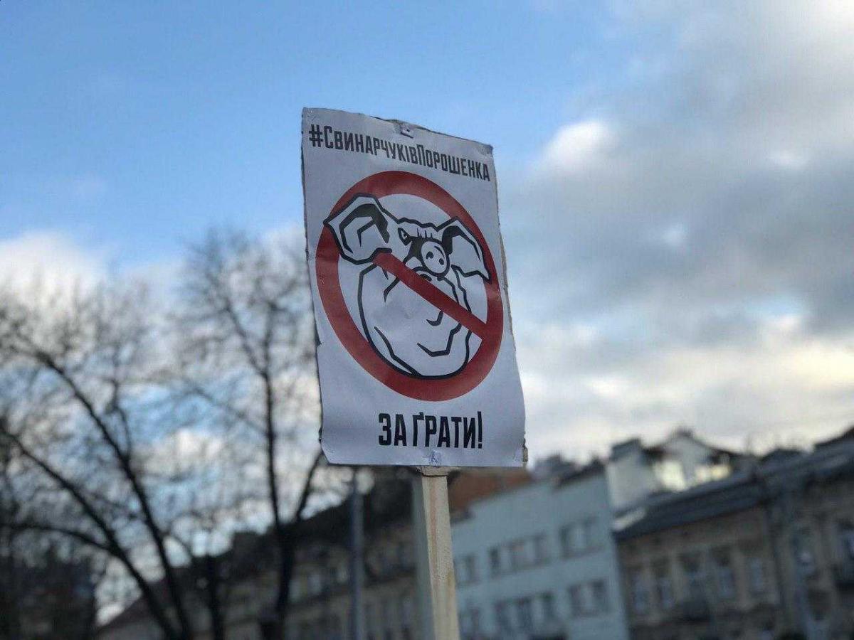 'Нацкорпус' приехал на встречу Порошенко с избирателями во Львове (фото) 'Нацкорпус' приехал на встречу Порошенко с избирателями во Львове (фото)