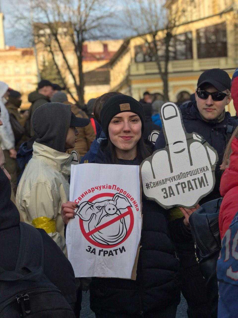 'Нацкорпус' приехал на встречу Порошенко с избирателями во Львове (фото) 'Нацкорпус' приехал на встречу Порошенко с избирателями во Львове (фото)