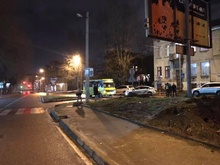 От удара легковушку она попала под колеса маршрутного автобуса / фото сайт "Варта-1" От удара легковушку она попала под колеса маршрутного автобуса / фото сайт "Варта-1"