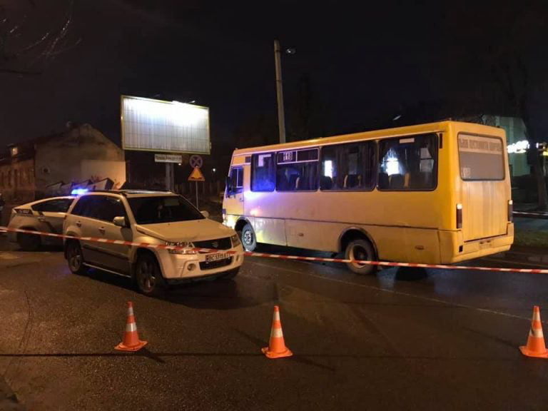 Во Львове 12 спасателей доставали девушку из-под колес маршрутки / фото сайт "Варта-1" Во Львове 12 спасателей доставали девушку из-под колес маршрутки / фото сайт "Варта-1"