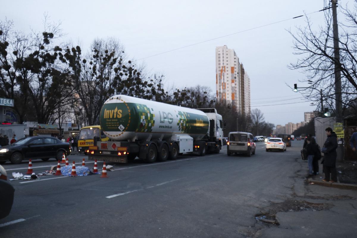 На Борщагівці бензовос збив на смерть пішохода / фото Віталій Куздровский / Інформатор На Борщагівці бензовос збив на смерть пішохода / фото Віталій Куздровский / Інформатор