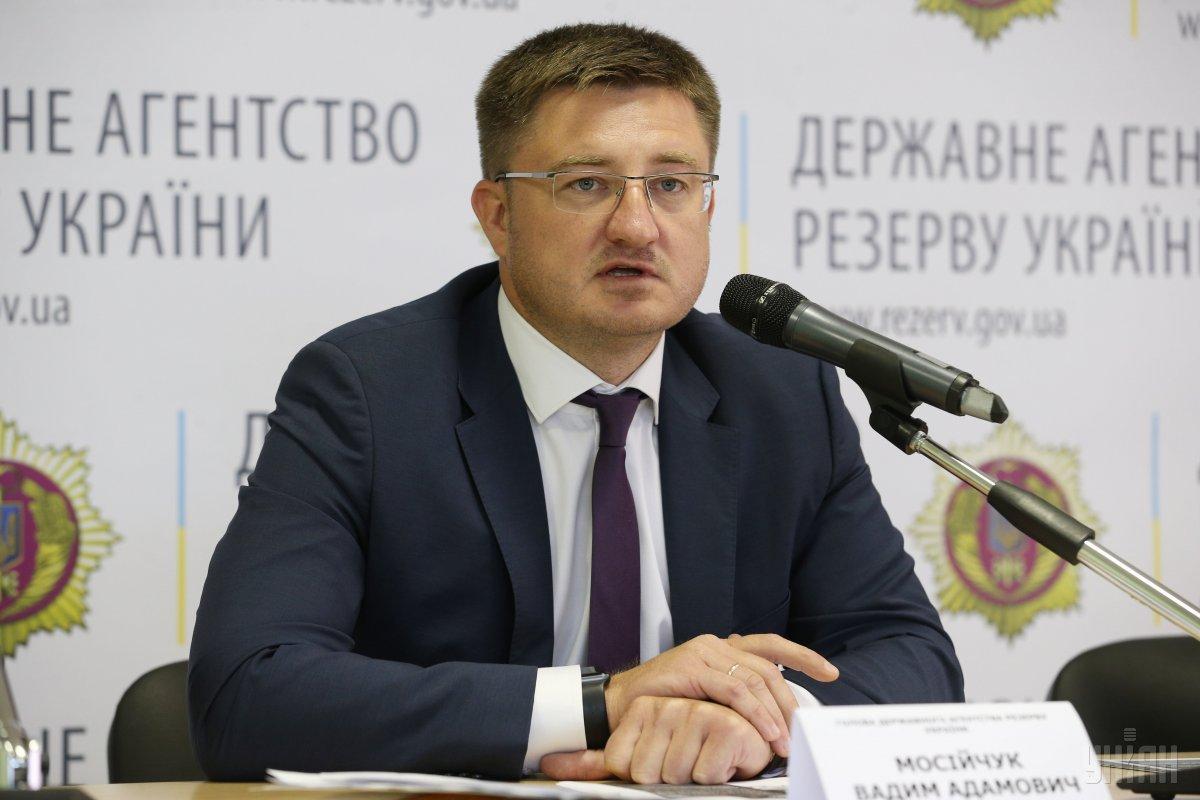 Мосійчук вважає, що правоохоронці з порушенням процесуальних норм вручили йому обвинувальний акт / фото УНІАН Мосійчук вважає, що правоохоронці з порушенням процесуальних норм вручили йому обвинувальний акт / фото УНІАН