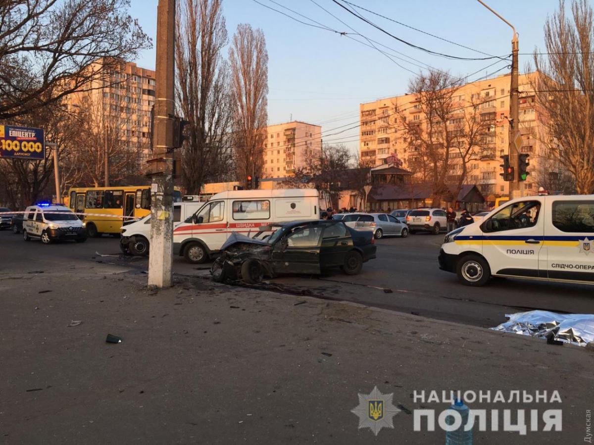 Автомобиль "на европейских номерах" спешил на желтый" / фото dumskaya/npu.gov.ua Автомобиль "на европейских номерах" спешил на желтый" / фото dumskaya/npu.gov.ua