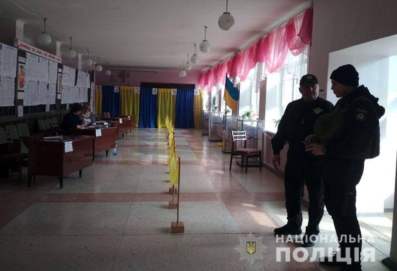 Нацполиция переведена на усиленный вариант несения службы / фото facebook.com/UA.National.Police Нацполиция переведена на усиленный вариант несения службы / фото facebook.com/UA.National.Police