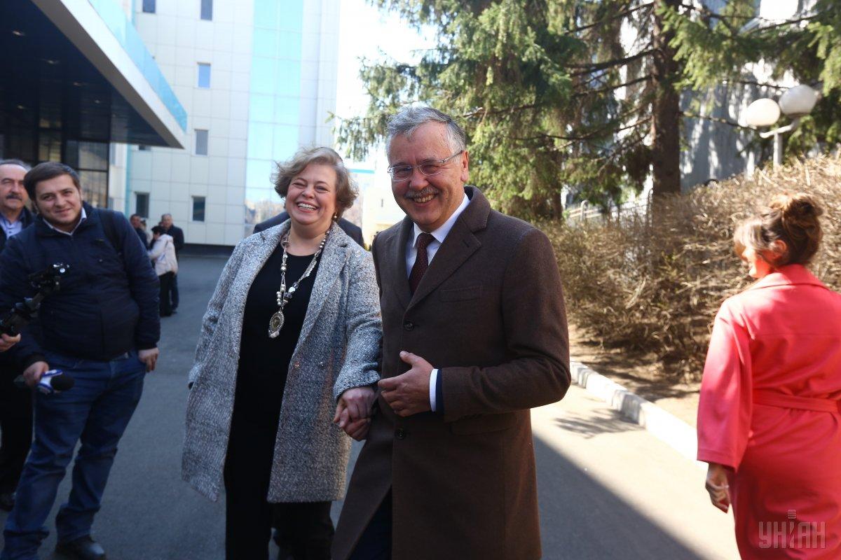 Анатолій Гриценко проголосував, а його дружина Юлія Мостова проголосувати не змогла / УНІАН Анатолій Гриценко проголосував, а його дружина Юлія Мостова проголосувати не змогла / УНІАН