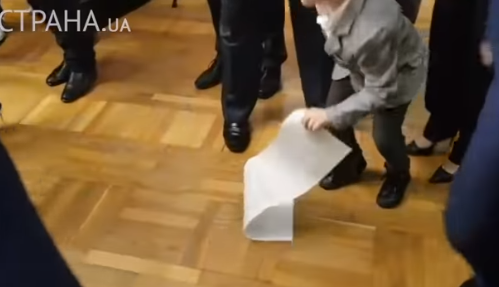 Внук Порошенко чуть не порвал бюллетень / Скриншот