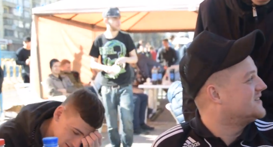 Біля ЦВК стоять кілька наметів / Скріншот