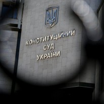 Activists rally outside Constitutional Court in support of law on lustration (Video)