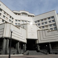 Большинство украинцев считают обжалование в КСУ роспуск Рады и назначение выборов желанием депутатов удержаться в своих креслах - опрос
