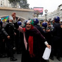 В Алжире во время протестов против президента пострадали более 200 человек, 195 задержаны (фото)