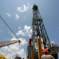 Тревоги о рецессии ограничивают подорожание нефти - Reuters