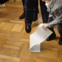 Внук Порошенко чуть не порвал бюллетень - казус попал на видео