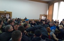 На засіданні міськради Херсона сталася бійка, поліція затримала подругу Гандзюк і журналіста (відео)