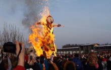 Как встречать Масленицу 2019: хороводы, блины и соломенное чучело (видео)