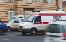 Не дали проехать: в России вооруженная клюшкой женщина напала на скорую