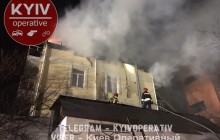 В Киеве на Подоле произошел пожар в трехэтажном жилом доме (видео)