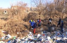 Порятунок озера: на Одещині селяни, озброївшись вилами та мішками, вийшли на полювання за сміттям (відео)