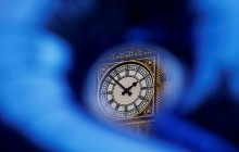 Календарь событий: как скворцы «поломали» Биг-Бен, а в США приковывали цепями таксофоны, Берлинская стена, прародитель телефонного «Алло», первое в мире смертельное ДТП и скандальная «Лолита»