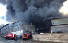 Під Дніпром гасять масштабну пожежу на виробництві пластику (фото, відео)