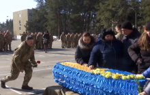 Під Харковом навколішки попрощалися з 20-річним військовим (відео)