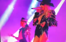 Декольте до пояса: Світлана Лобода "підірвала" Торонто дуже відвертим вбранням (фото)