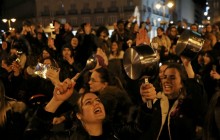 Тисячі жінок вийшли на центральну площу Мадрида з каструлями і сковорідками (фоторепортаж)