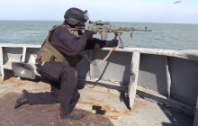 Корабель ВМС України під час бойової підготовки в Азовському морі супроводжували три кораблі ФСБ (відео)