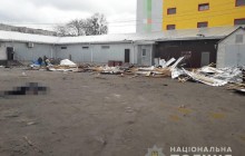 На Житомирщині через негоду зірвало покрівлю з будівлі: одна людина загинула (фото, відео)