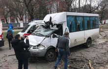 В центре Николаева дерево упало на маршрутку, пострадали дети (фото)