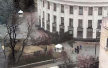 Упавшее под Радой дерево заблокировало подъезд, которым пользуется Парубий (фото)