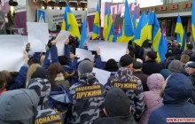 У Житомирі члени "Нацкорпусу" на мітингу Порошенка намагаються його перекричати