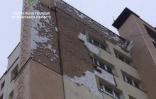 У Луцьку через буревій в центрі міста обвалився фасад будинку, на дорогу впав рекламний щит (фото)