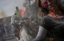 "Мучные войны" в Греции: сквозь цветные облака в Великий пост (фоторепортаж)