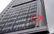 Ветром сдуло: ураган вынес десятки документов из здания Киевского апелляционного суда (видео)