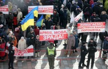 Експерти прогнозують найближчими тижнями масові акції протесту та вважають неможливим вихід Порошенка у другий тур