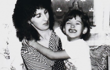 Без зубов: Лобода показала свое детское фото с матерью