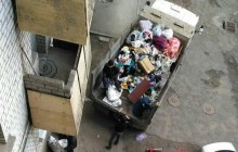 У Дніпрі хвора жінка назбирала дві вантажівки сміття у квартирі (фото)
