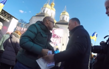 "Ви погано поводитеся": у Чернігові охоронці Порошенка вирвали в журналіста плакат із запитанням до президента (відео)
