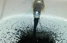Наслідки блекауту: у венесуельців замість води з кранів пішла чорна рідина (фото, відео)