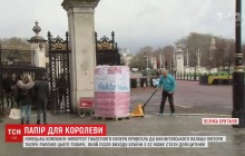 Загроза дефіциту: німецька компанія подарувала королеві Великобританії півтори тисячі рулонів туалетного паперу (відео)