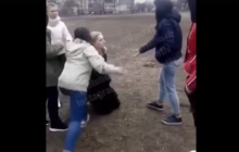 Поставили на колени: в Киеве девочки жестоко избили школьницу (видео)