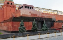 Мужчина пытался облить маслом Мавзолей Ленина с криками "Вставай!"