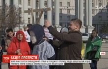 У Києві "повісили" Путіна: на Михайлівській площі пройшла акція проти окупації Криму (відео)