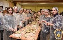 Студенти Тернопільського медуніверситету відправили бійцям ООС 40 відерець вареників (фото)