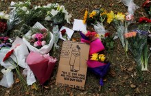 Доба після трагедії: новозеландське місто Крайстчерч встелили квітами після масової бійні у мечетях (фоторепортаж)