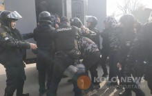 На мітингу Порошенка в Полтаві поліція жорстко розігнала активістів, є поранений (фото, відео)