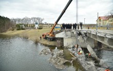 Омелян: правоохоронці мають дати оцінку падінню моста на Тернопільщині, яким попри заборону курсували перевантажені авто (фото)