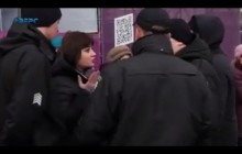 Поліцейські силою вивели журналістку з мітингу Порошенка в Ковелі (відео)